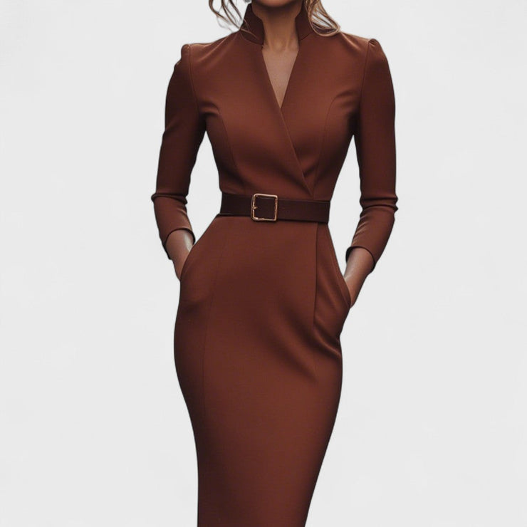 Eleganta kleita ar jostu un apkakli