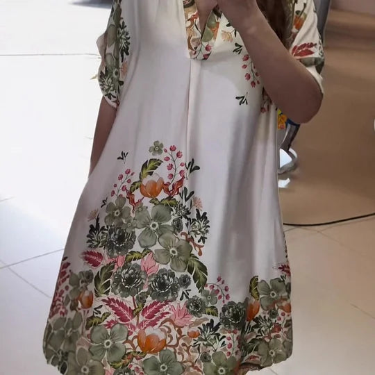 Eleganta sieviešu kleita ar īsām piedurknēm un ziedu apdruku