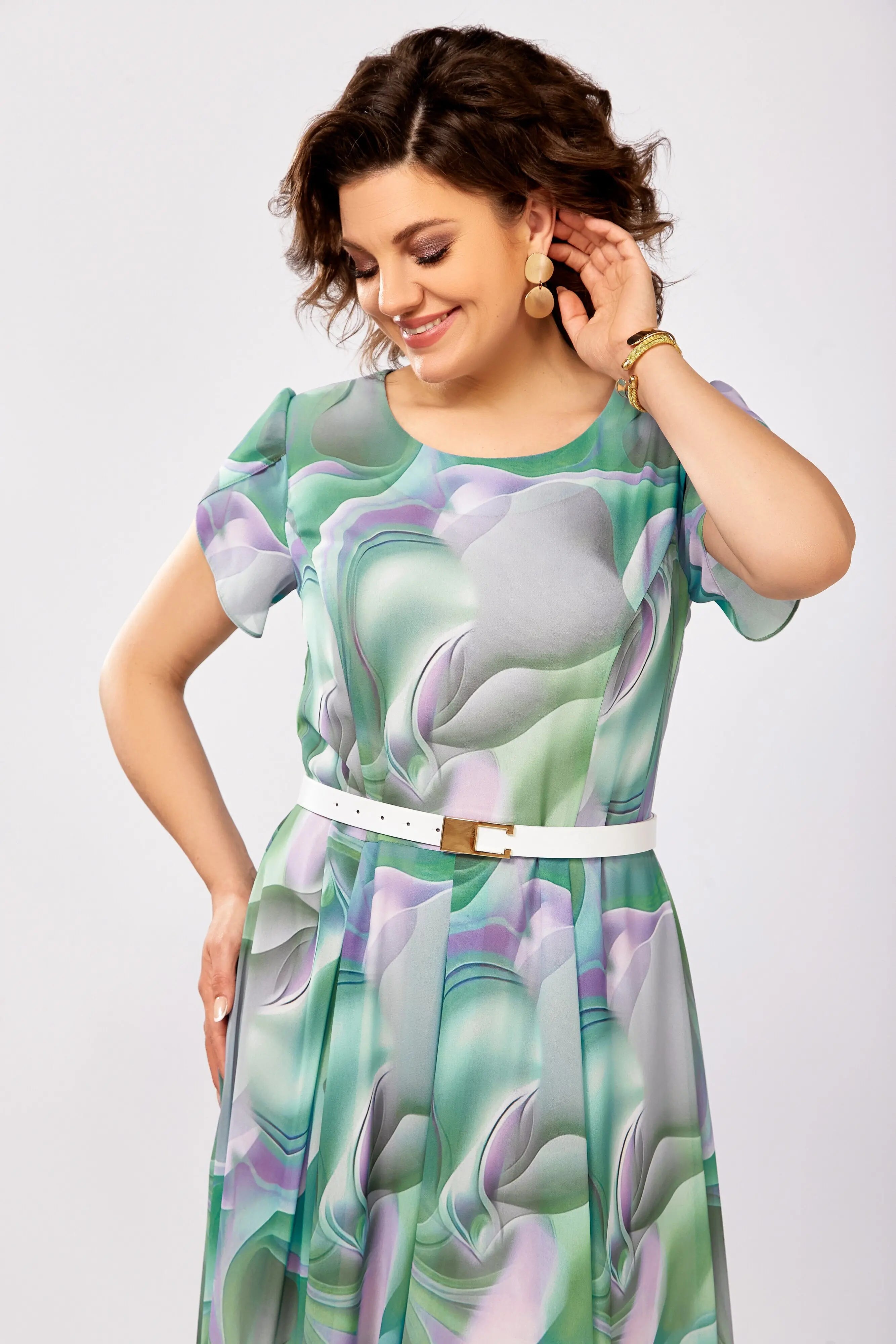 Jauna, eleganta, augstas kvalitātes kleita