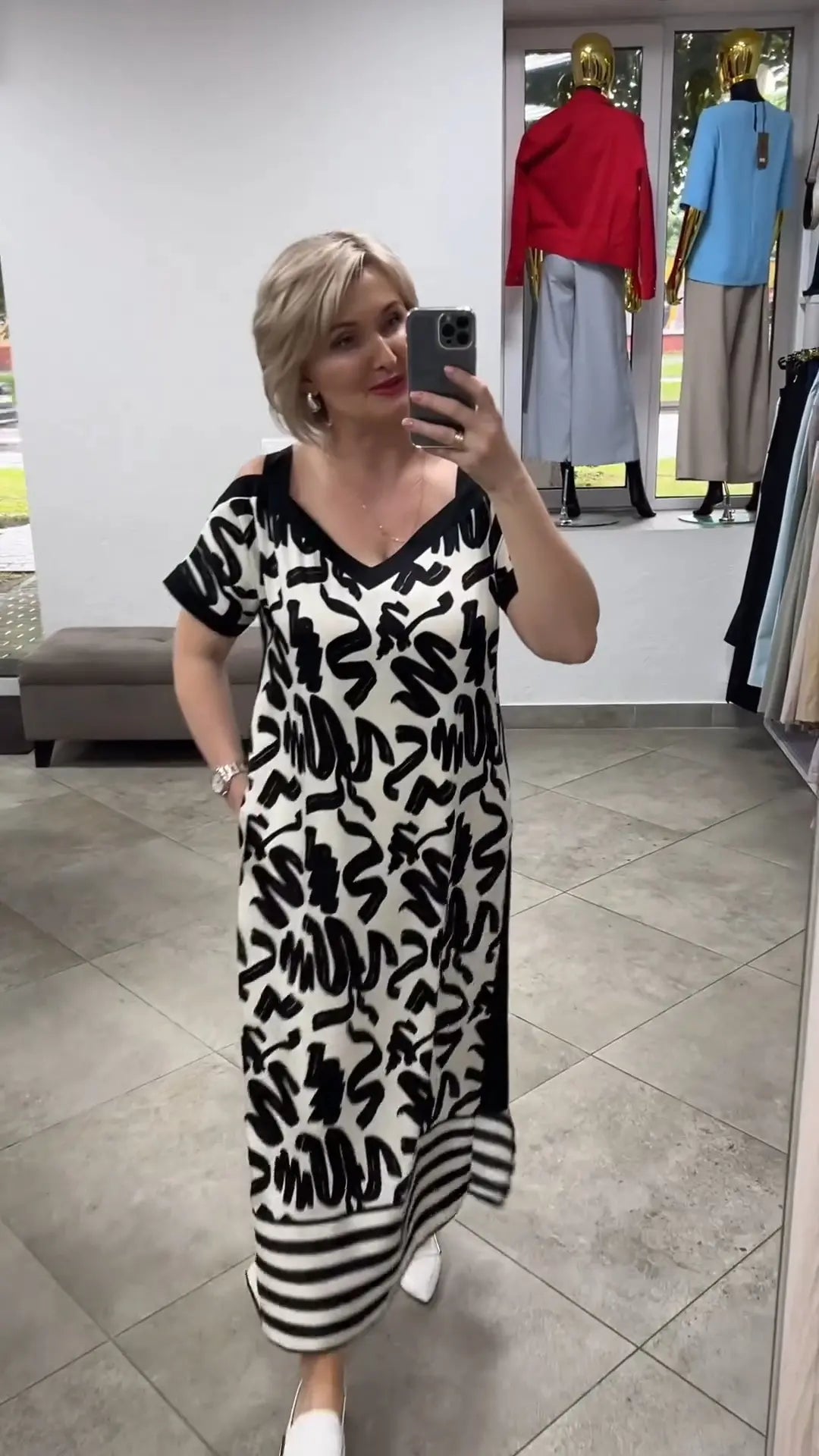 Eleganta un ērta kleita ar atkailinātiem pleciem