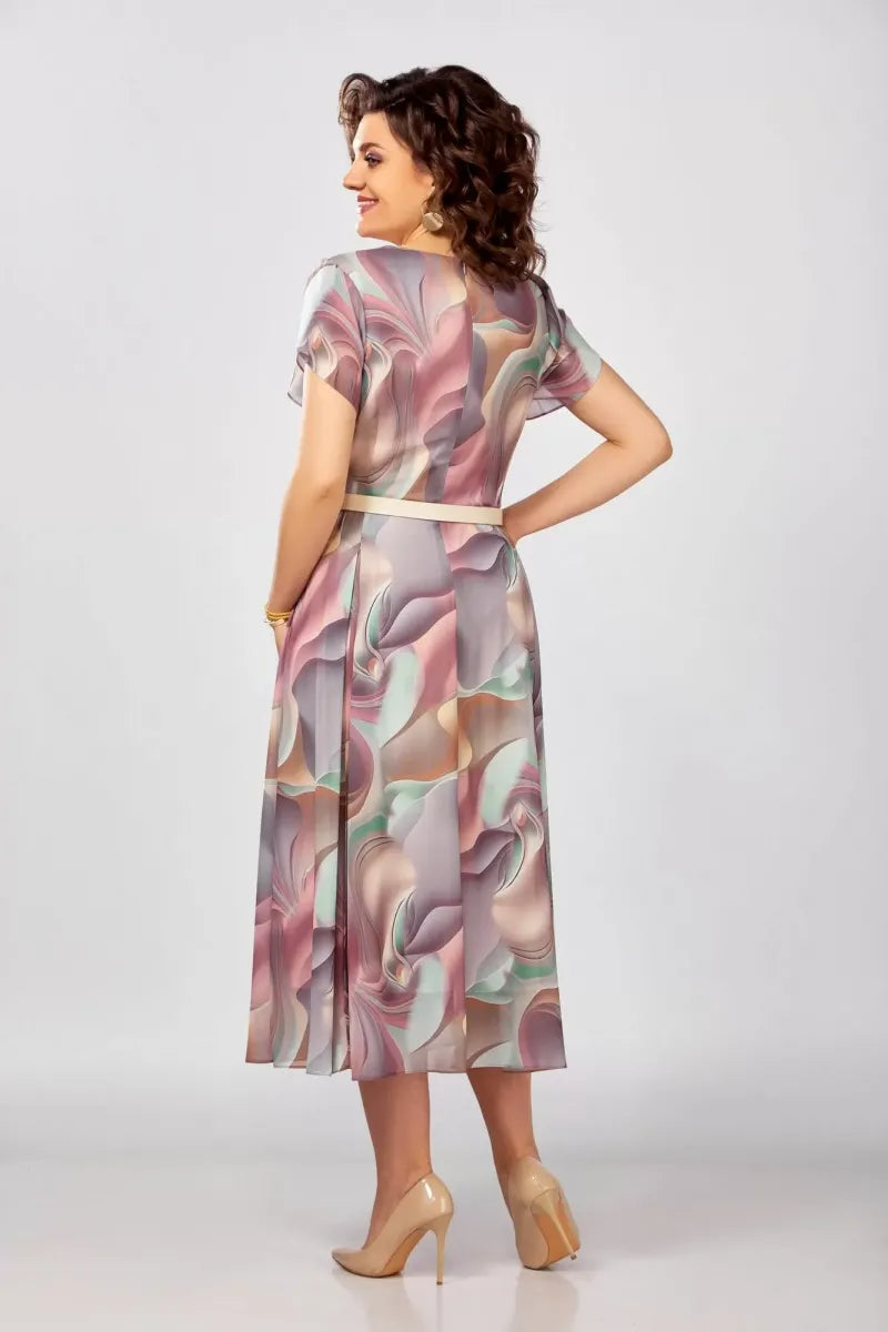Jauna, eleganta, augstas kvalitātes kleita
