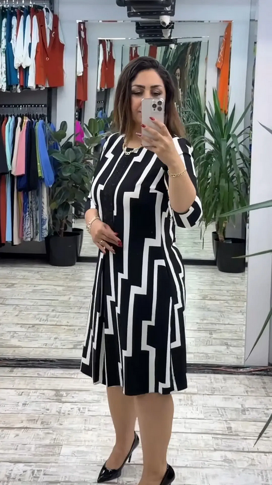 Eleganta sieviešu kleita ar ģeometrisku rakstu