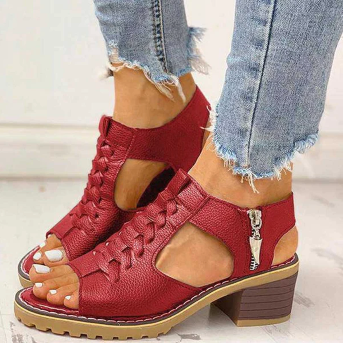 Sieviešu sandales ar rāvējslēdzēju sānos