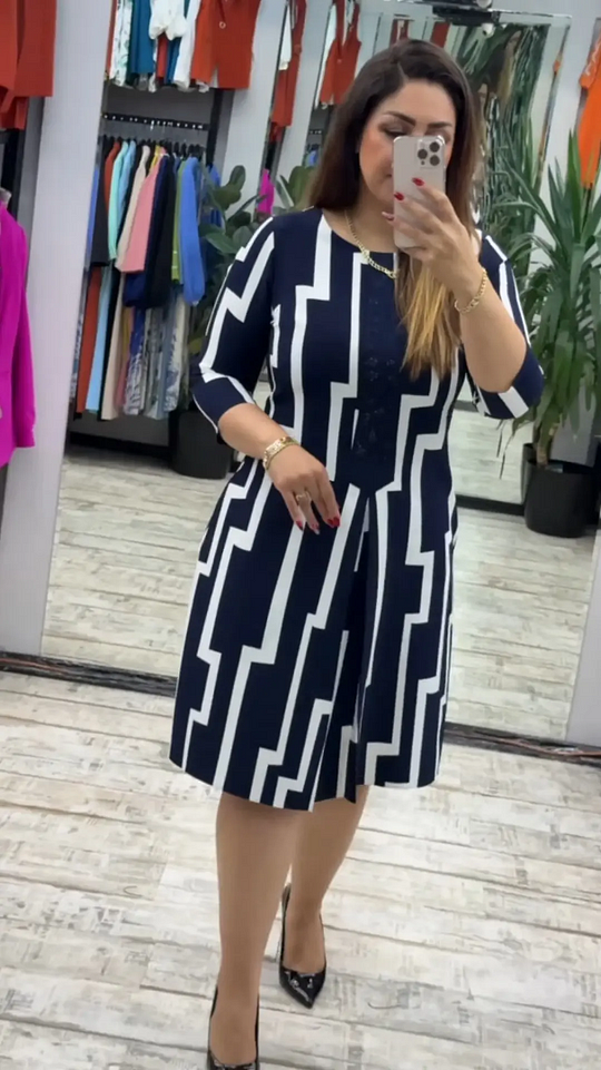 Eleganta sieviešu kleita ar ģeometrisku rakstu