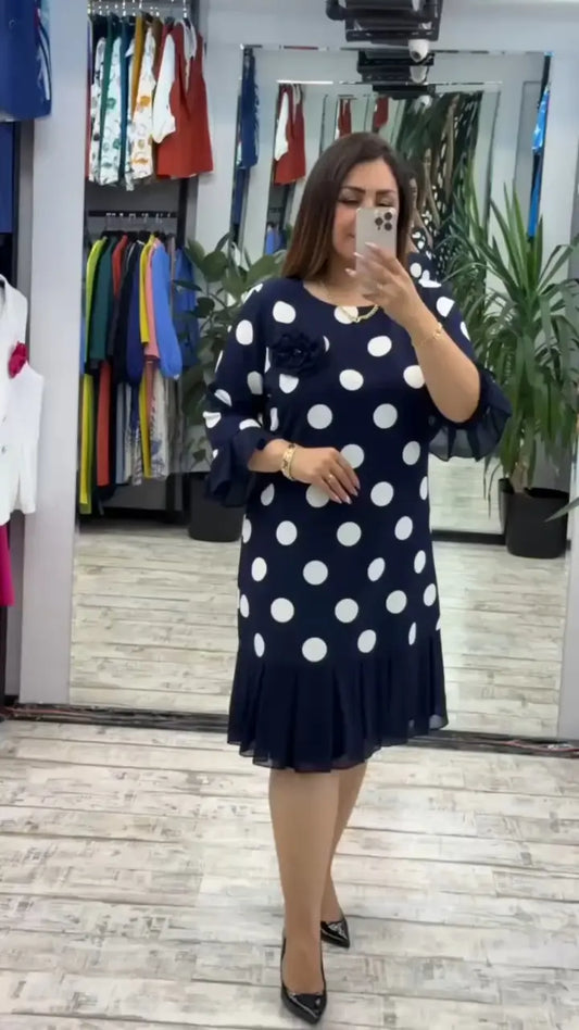 Jauna, moderna kleita, klasisks dizains, eleganta un vienkārša