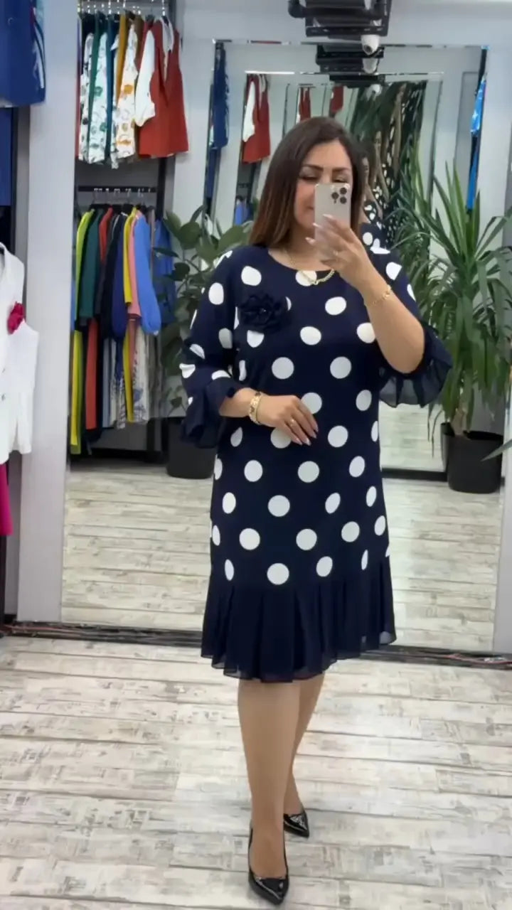 Jauna, moderna kleita, klasisks dizains, eleganta un vienkārša