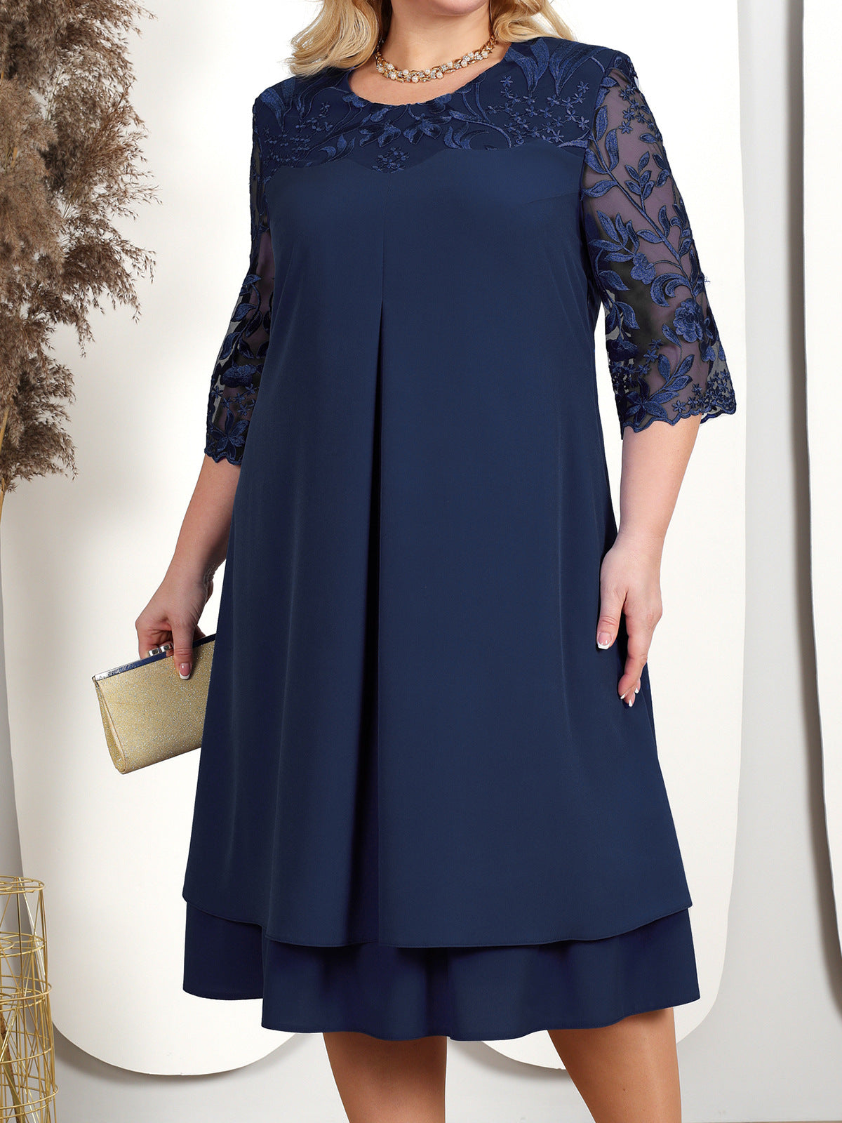 Jauna, eleganta un krāšņa kleita