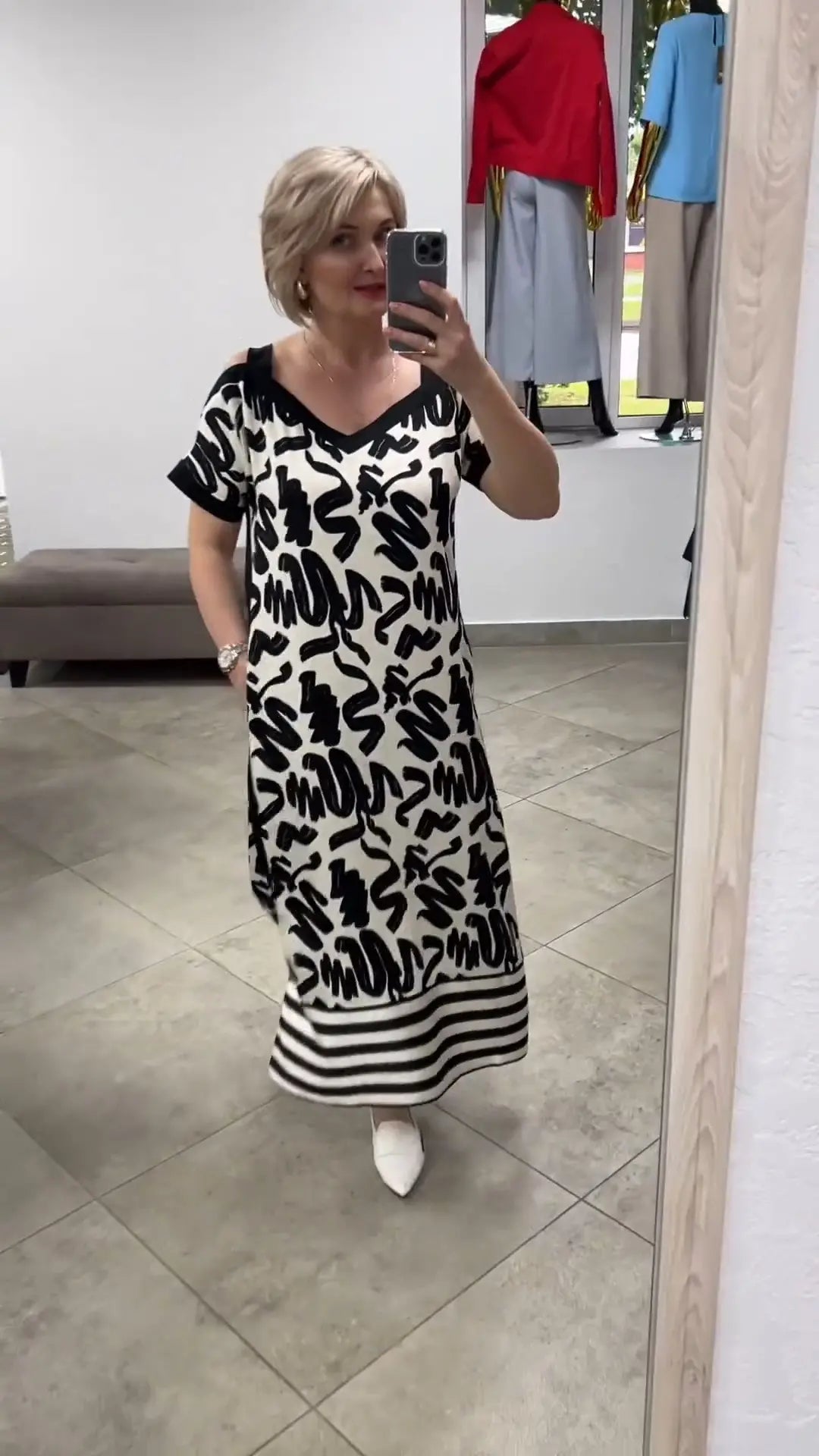 Eleganta un ērta kleita ar atkailinātiem pleciem