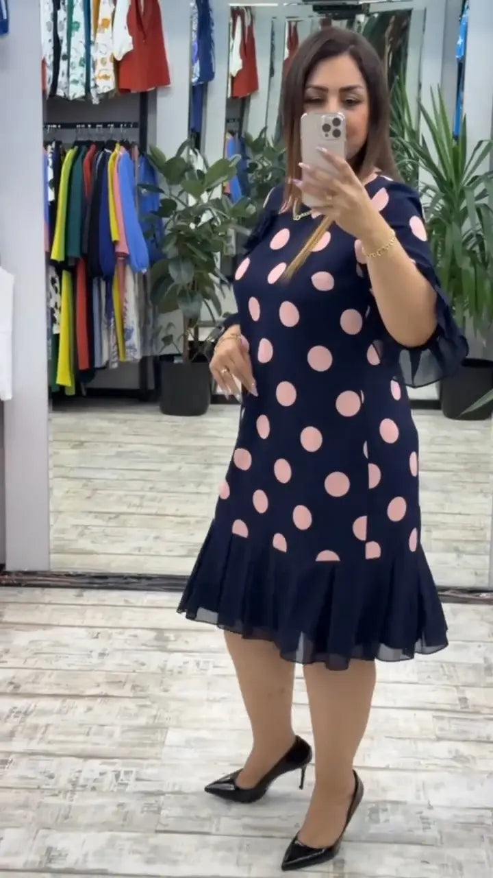 Jauna, moderna kleita, klasisks dizains, eleganta un vienkārša