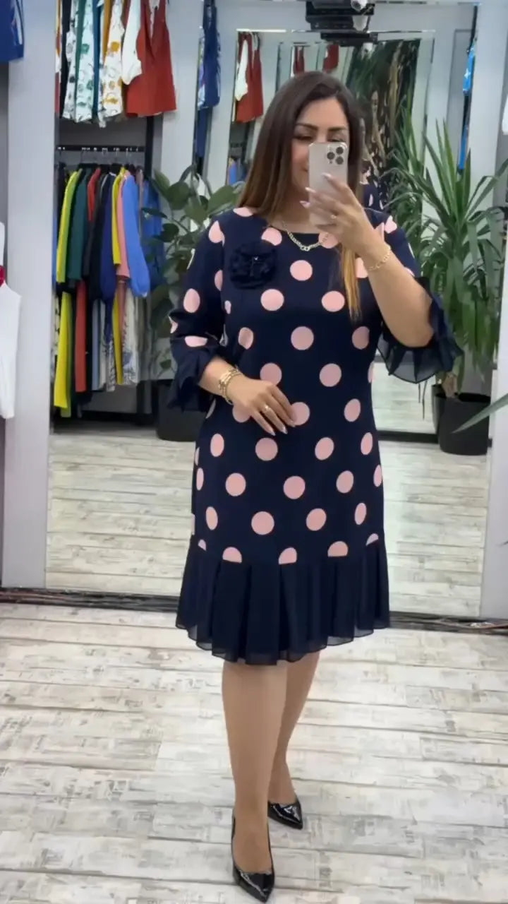 Jauna, moderna kleita, klasisks dizains, eleganta un vienkārša