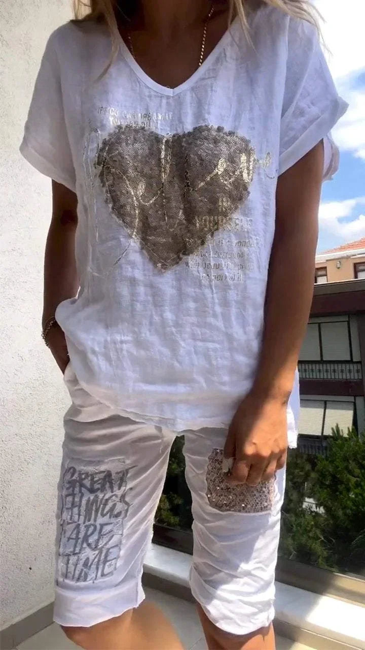 Divdaļīgs brīvā laika kostīms ar sirsniņu