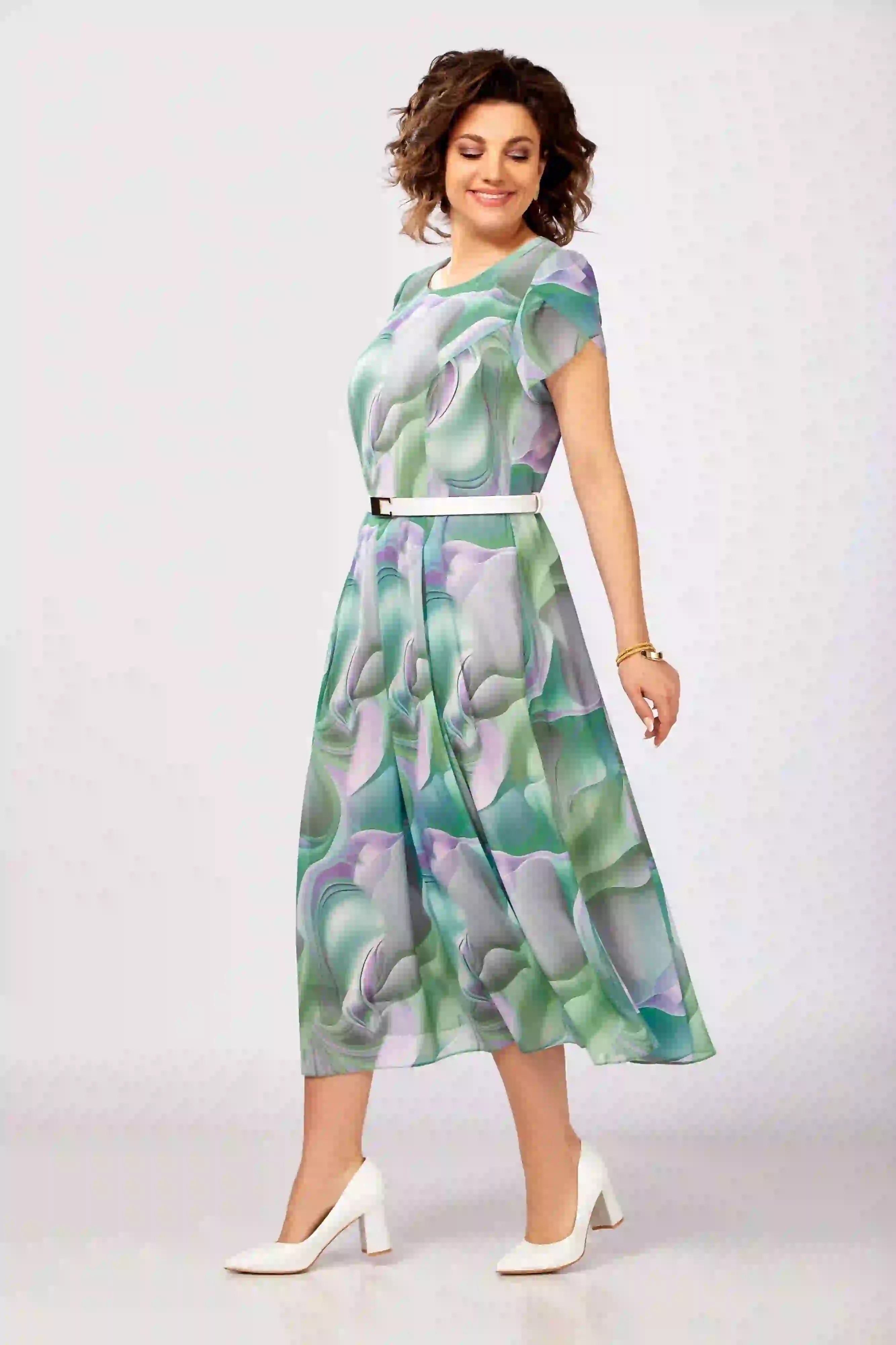 Jauna, eleganta, augstas kvalitātes kleita