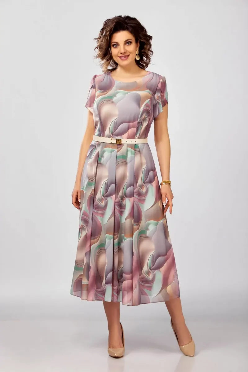 Jauna, eleganta, augstas kvalitātes kleita