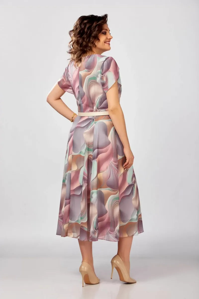 Jauna, eleganta, augstas kvalitātes kleita