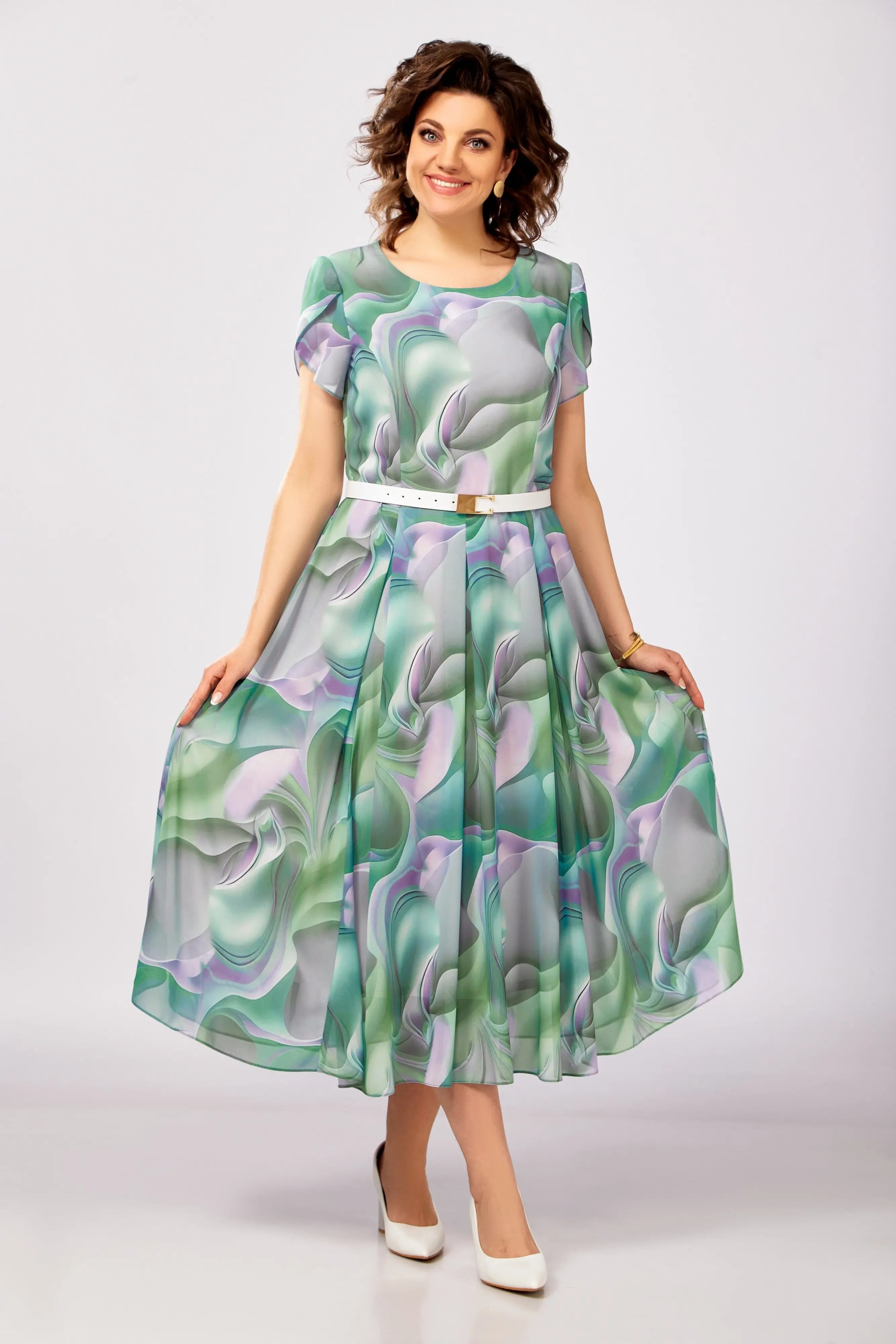 Jauna, eleganta, augstas kvalitātes kleita