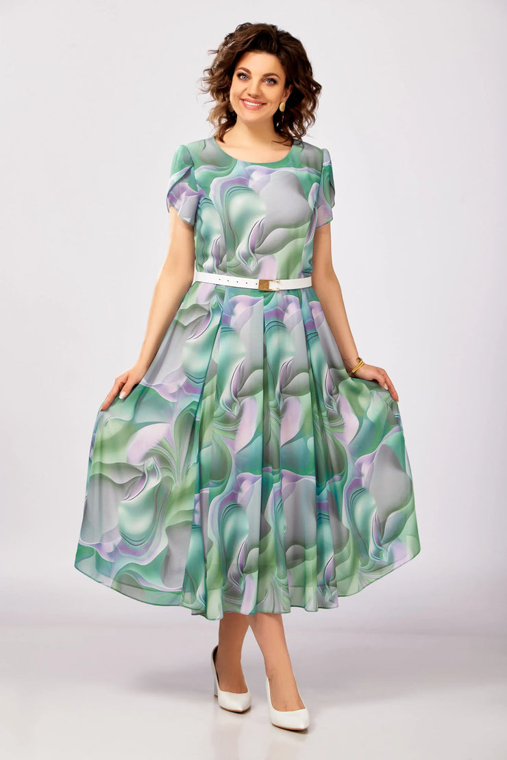 Jauna, eleganta, augstas kvalitātes kleita