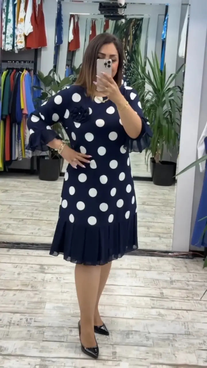 Jauna, moderna kleita, klasisks dizains, eleganta un vienkārša