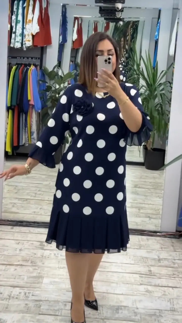 Jauna, moderna kleita, klasisks dizains, eleganta un vienkārša