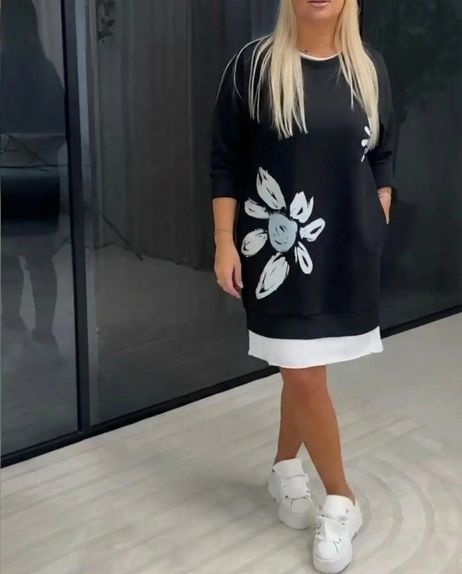 Brīva piegriezuma kleita ar ziediem