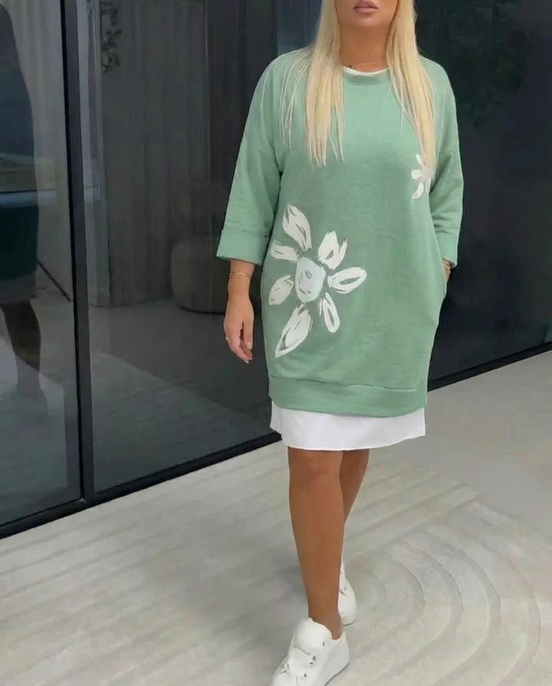 Brīva piegriezuma kleita ar ziediem