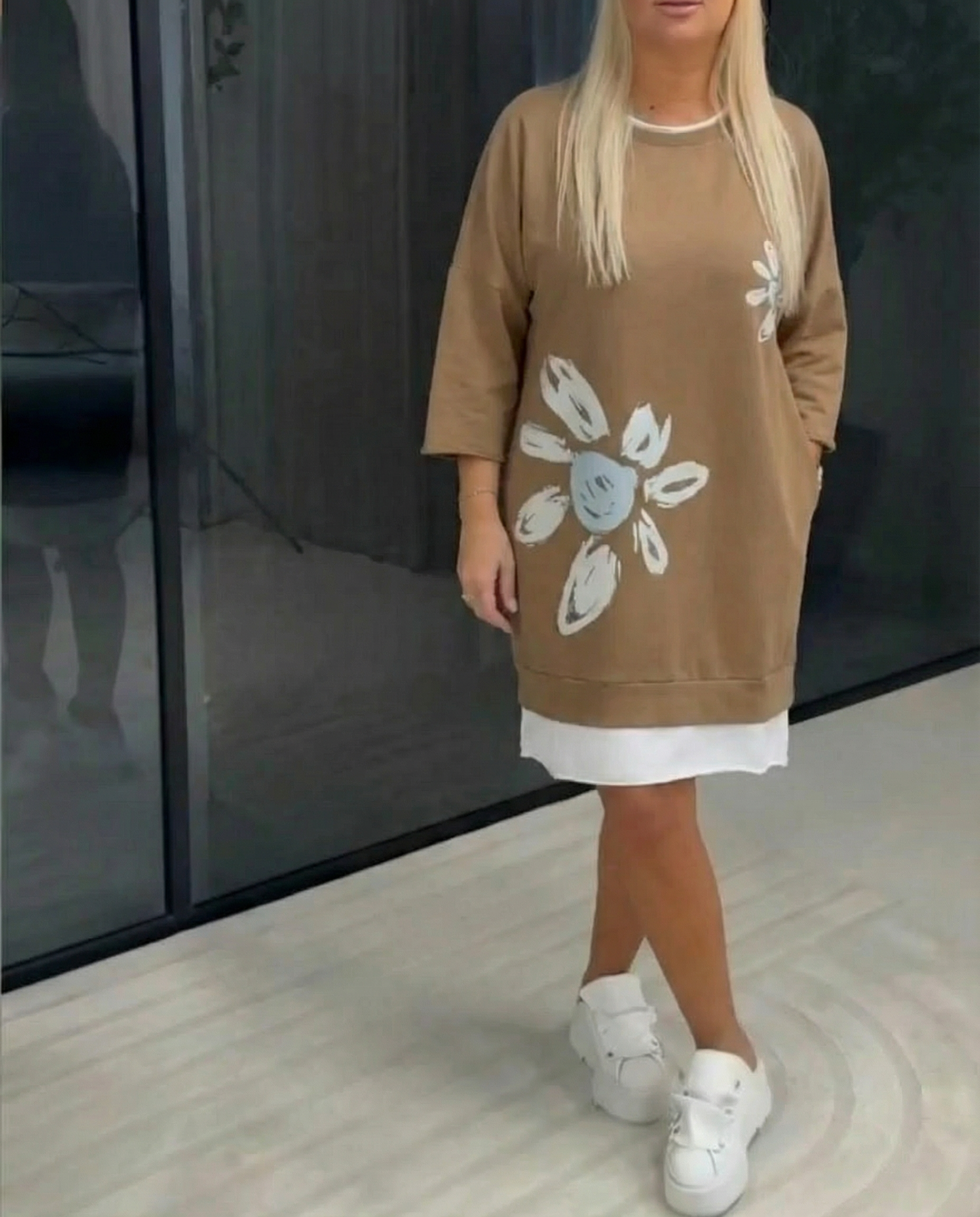 Brīva piegriezuma kleita ar ziediem