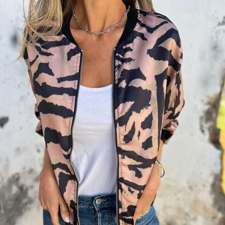 Modes džemperis ar modernu rakstu